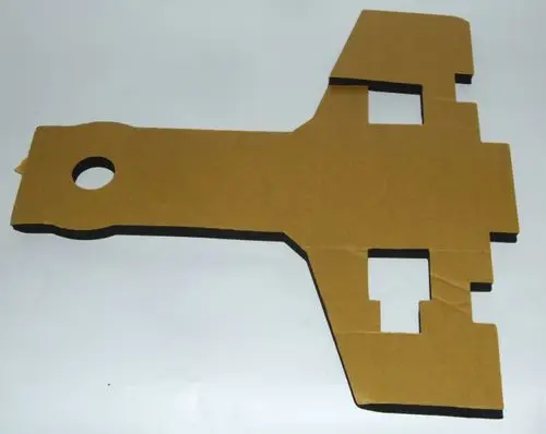 Braunes Flachmaterial mit geometrischen Ausschnitten und einem Loch, möglicherweise für eine spezielle Dichtung oder Isolierung, im Kontext von Daikin-Anwendungen.